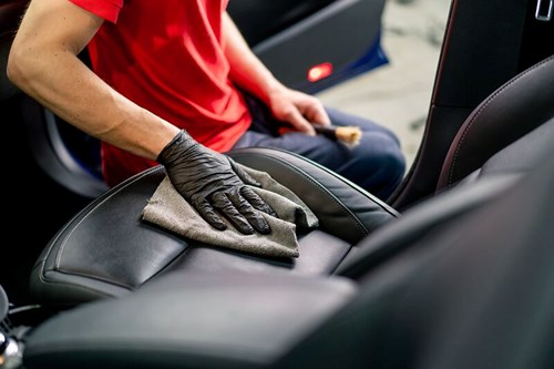 Ledersitze im Auto pflegen